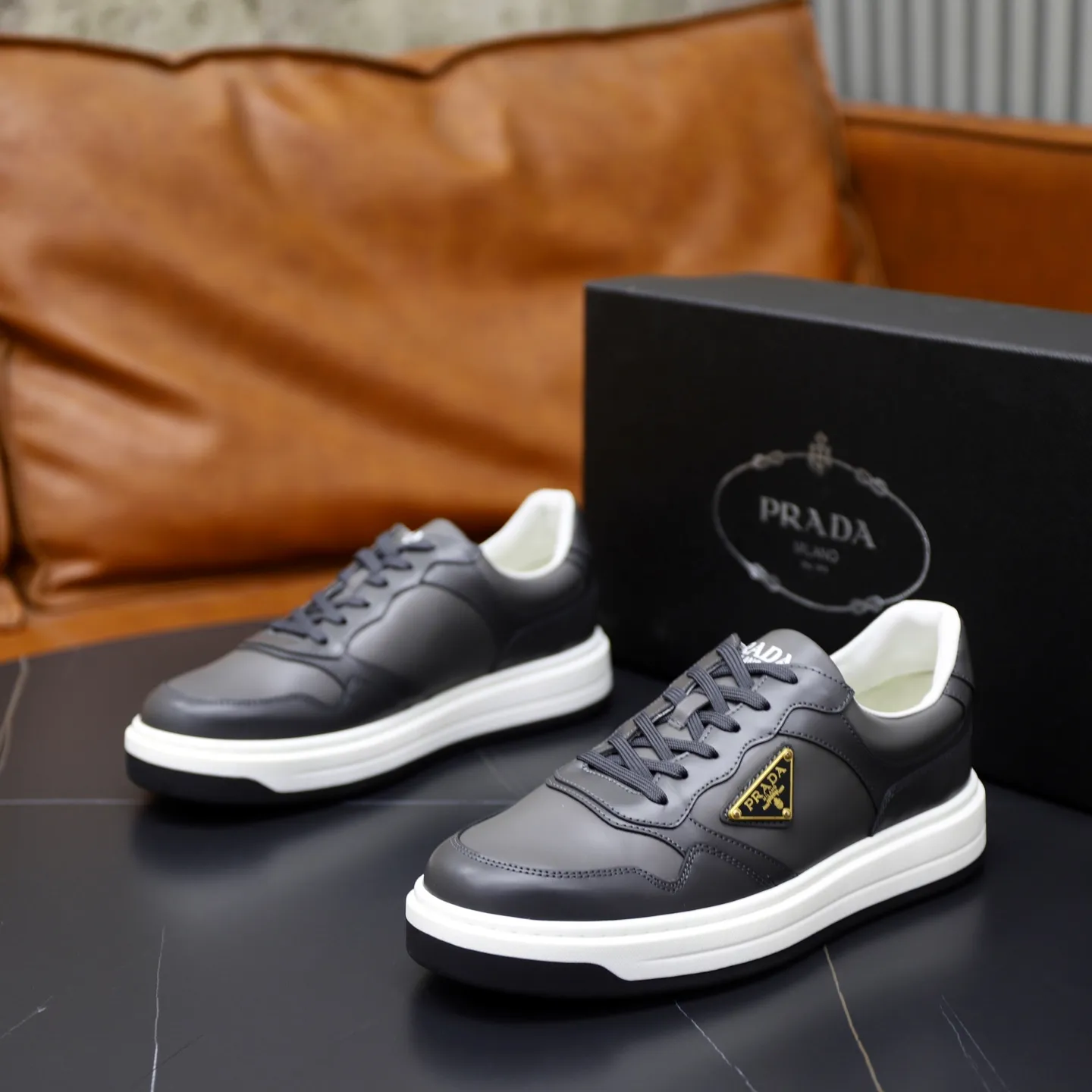 Factory price: 740💰Top original order Brand: PRADA (Prada) Standard code: Men's size 38/44 (45 can be customized) Grade: Same as the official website Material: Original cowhide stitching imported cowhide lining Original combination two-color wear-resistant soft outsole Style category: Leisure and sports version Young fashion European and American trend British style Color: Real picture color